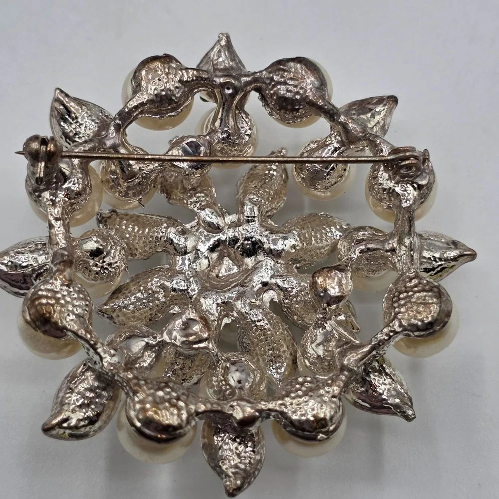 Stunning Faux Pearl Rhinestone Flower Brooch Pin Vintage Costume Jewelry‎ Silver